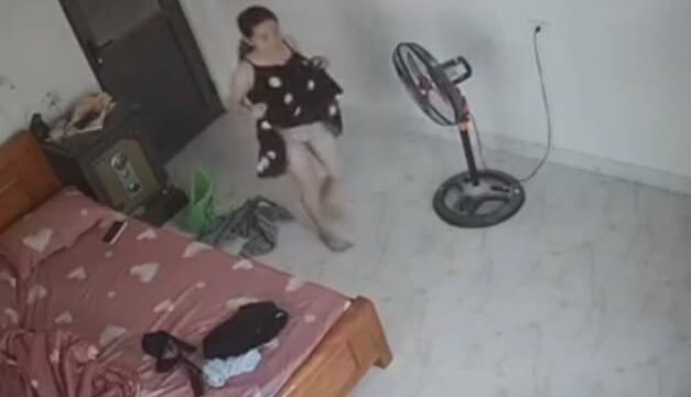 Clip sex hack camera trong phòng xem chị gái thay đồ